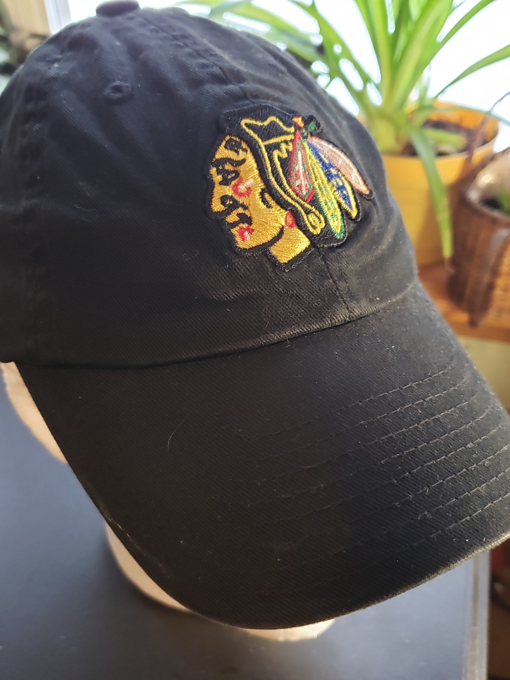 Chicago Blackhawks Hockey Embroidered Baseball Cap Reebok OS Elastic Band EUC